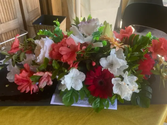Composition florale dressée sur la table de la salle à manger
