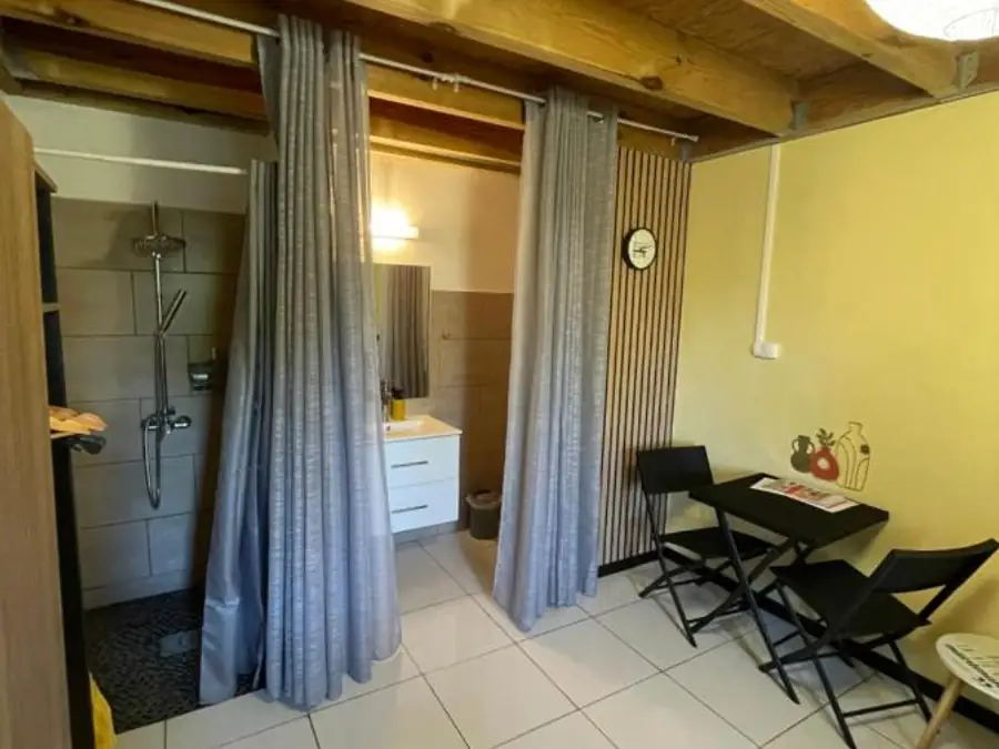 Grande Chambre Double : plafond en bois, coin table et grande fenêtre