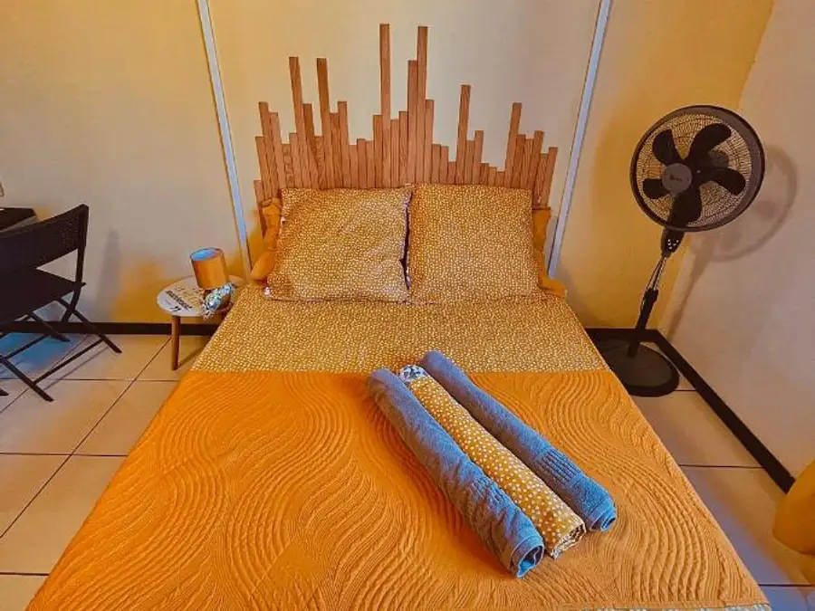 Le lit préparé pour l'arrivée des hôtes