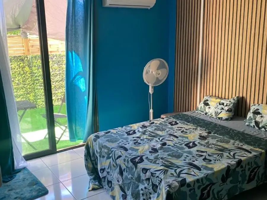 Chambre Double avec Terrasse : baie vitrée ouverte sur le jardin