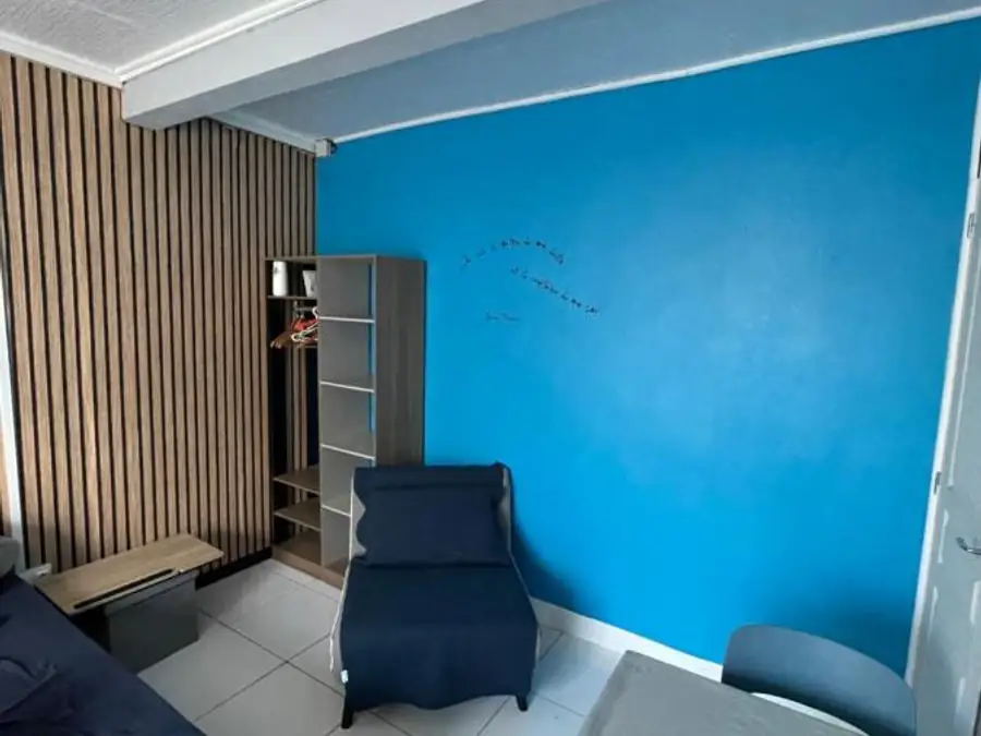 Le coin nuit aux murs bleus