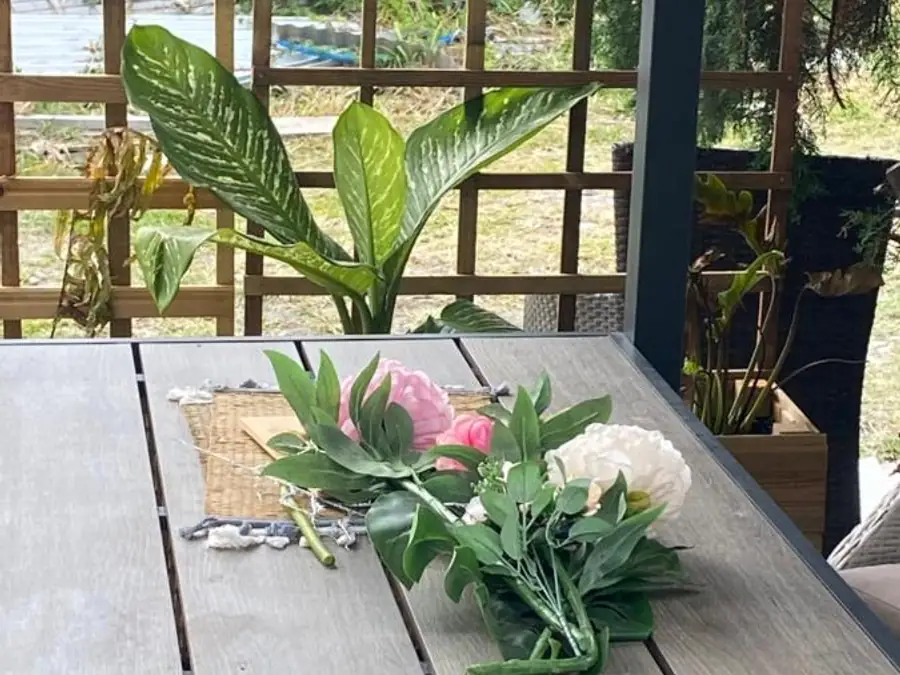 La terrasse en bois bordée de plantes