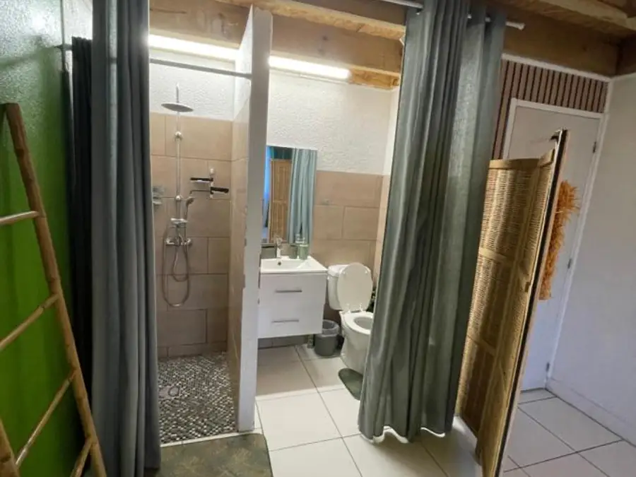 Salle d'eau avec douche à l'italienne