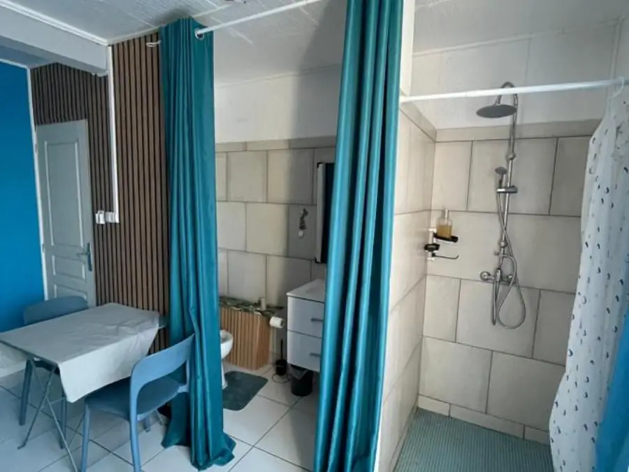 La salle d'eau et sa douche à l'italienne