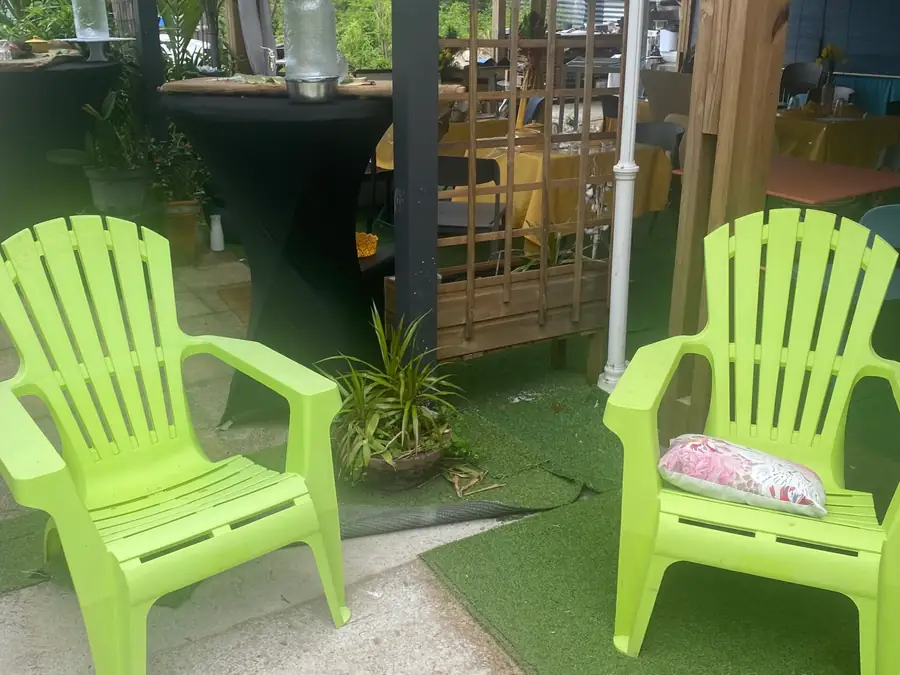 Deux fauteuils de jardin vert anis sous la varangue