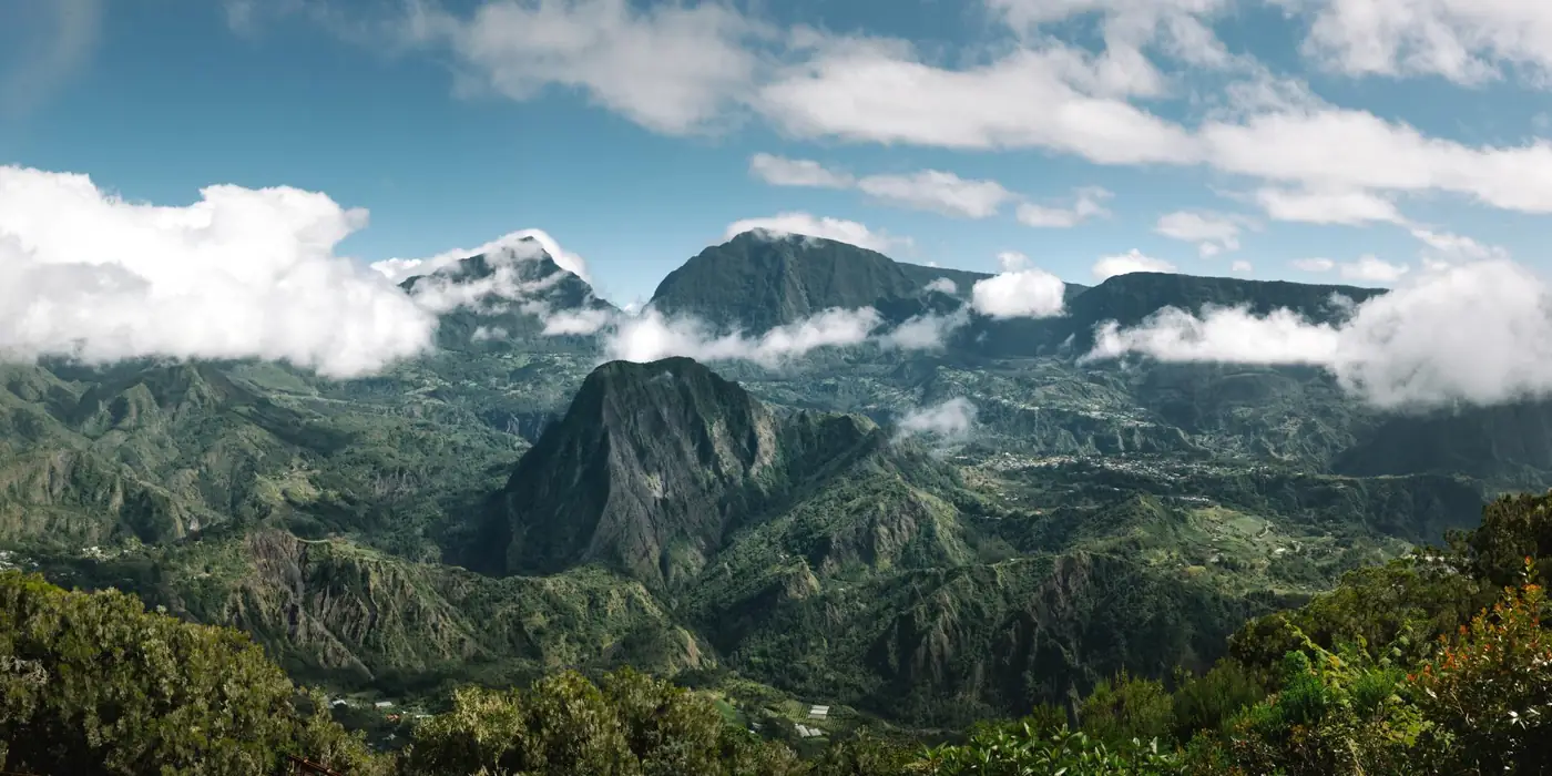Cirque de La Réunion sous les nuages, remparts couverts de forêt