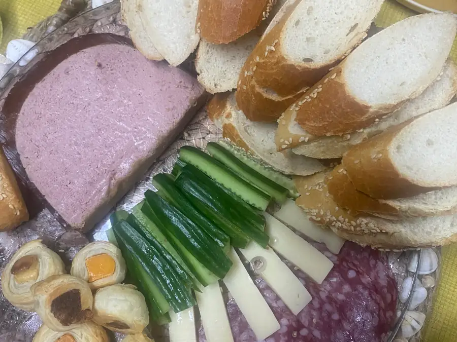 Grand plateau de charcuteries, fromages et pains à partager